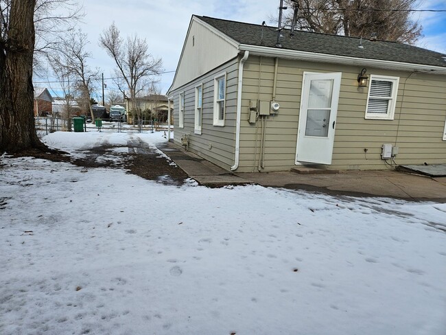 Building Photo - Adorable Light and Bright Refinished 2 Bed...