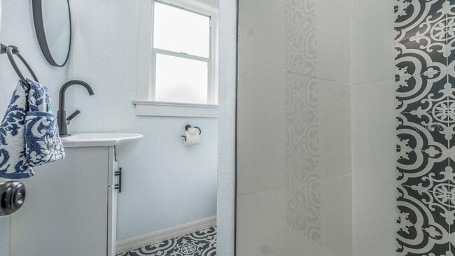 Building Photo - 912 E Carolina Ave