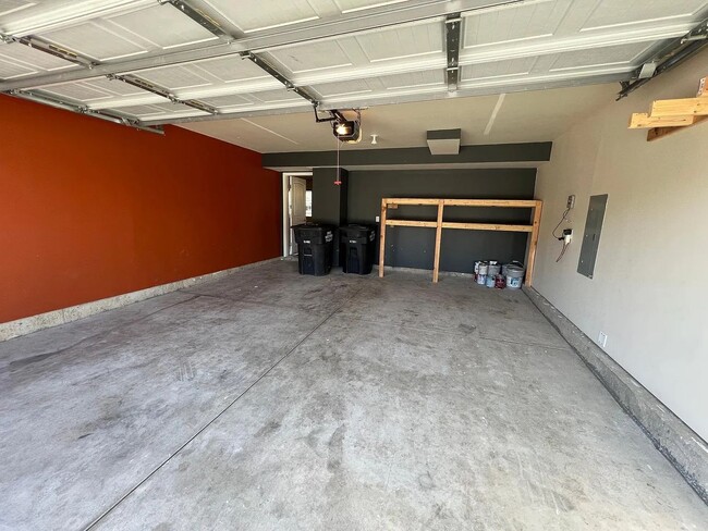 Building Photo - *COMING SOON* 3 Bedroom near Carson and Pe...