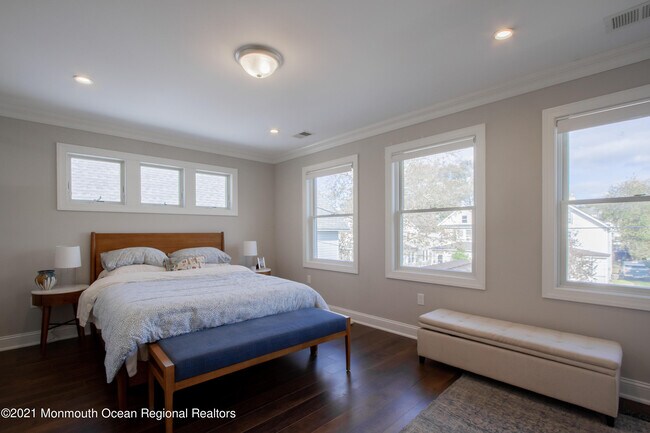 Building Photo - 41 Bank St