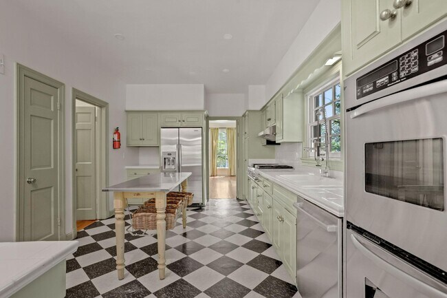 Building Photo - 4925 Weaver Terrace NW
