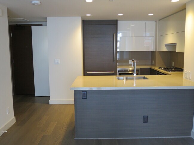 Building Photo - 588 Bell St