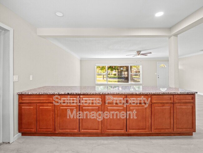 Building Photo - 7740 Pine Lake Dr