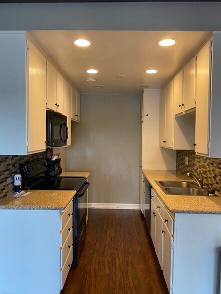 Building Photo - 5460 White Oak Ave