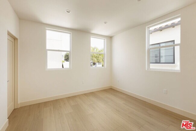 Building Photo - 741 Silver Lake Blvd