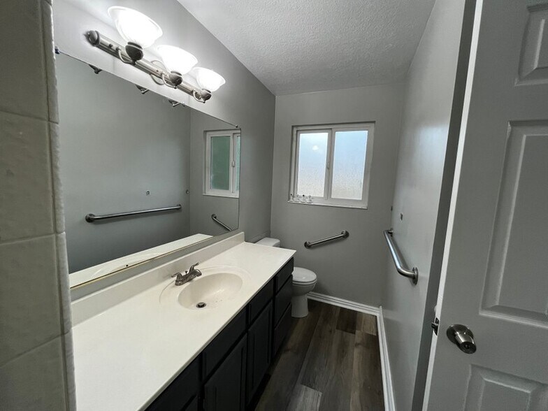 Building Photo - 1442 Willowbrook Dr