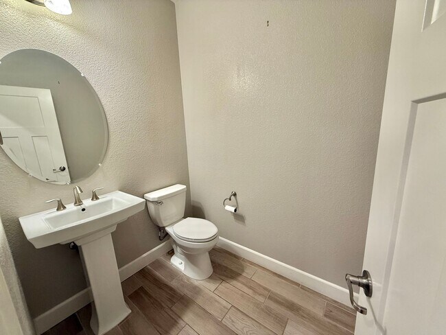Building Photo - 1561 Osborn Dr