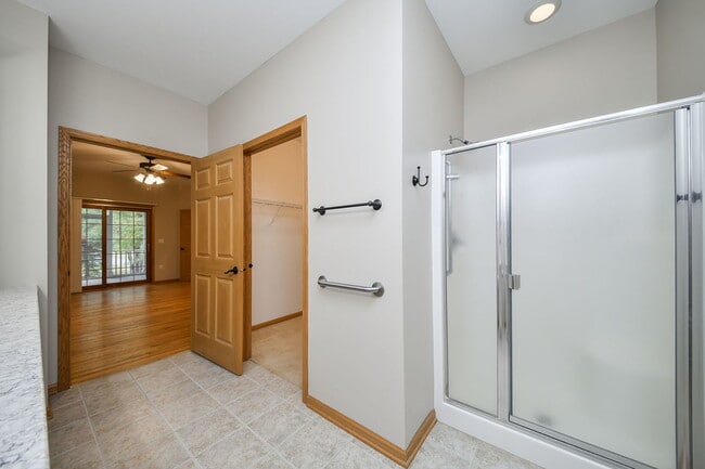 Building Photo - 385 Delnor Glen Dr