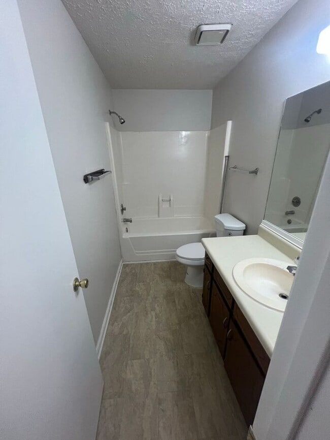 Building Photo - Beautiful 2 bedroom 2 bathroom ranch duplex Now Ready!