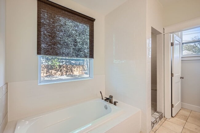 Building Photo - 1204 W St Johns Ave