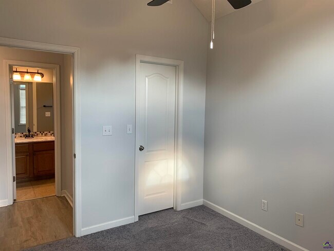 Building Photo - 110 Amber Dr