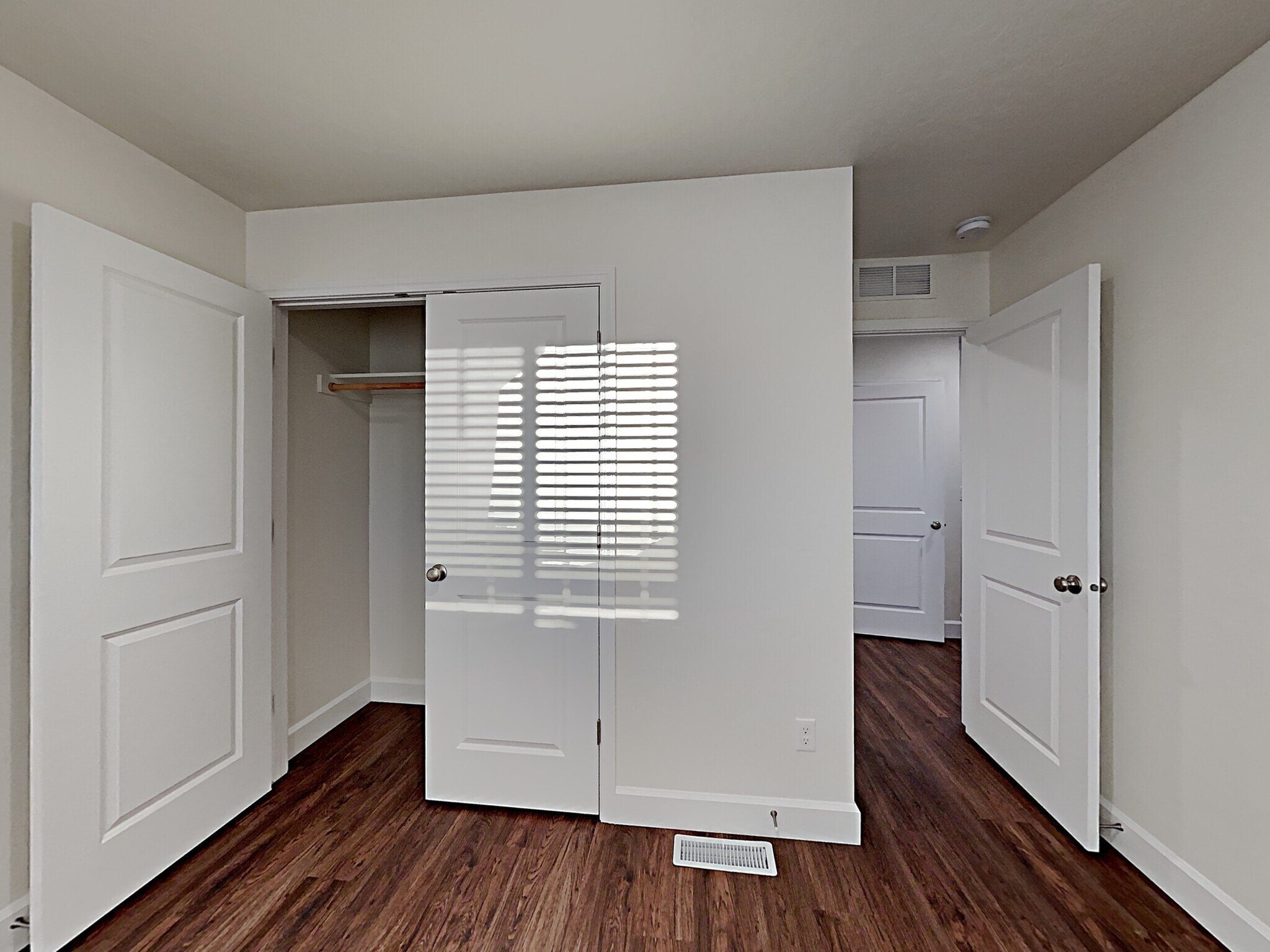 Building Photo - 954 N Barkvine Ave