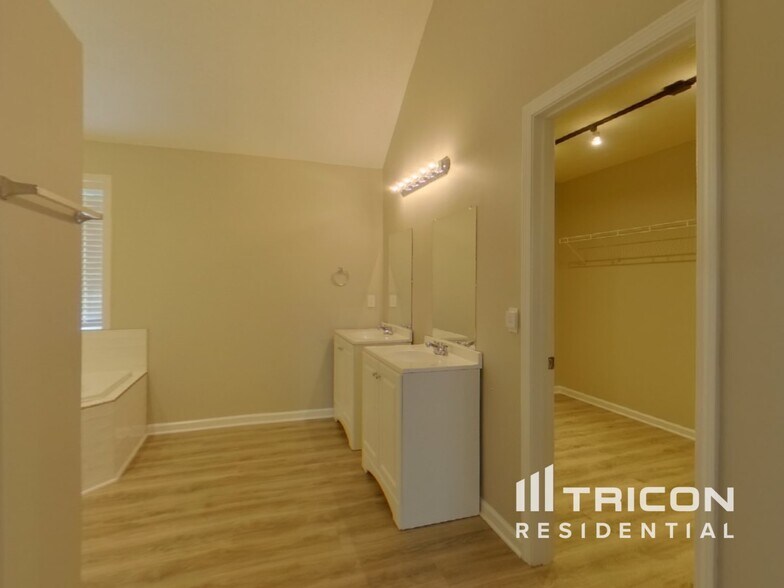 Building Photo - 315 Avonlea Dr