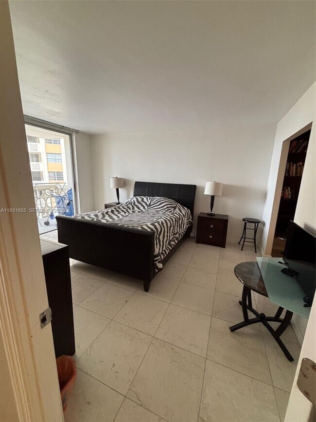 Building Photo - 1817 S Ocean Dr