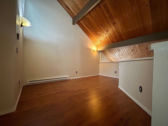 Building Photo - Cozy 2 Bed, 2 Bath Top Level Unit Complex