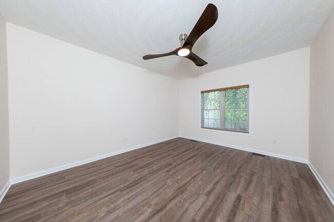 Building Photo - 103 Bluffs Cir