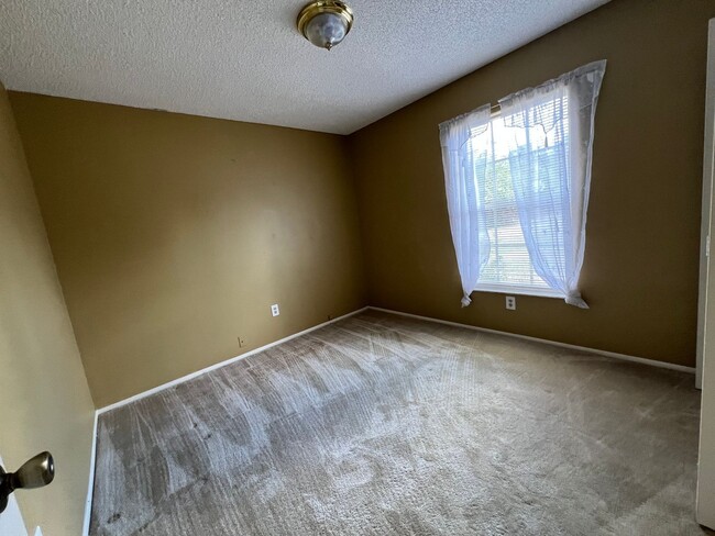 Building Photo - $1,695 ** Annual Lease ** 3 Bedroom / 2 Ba...
