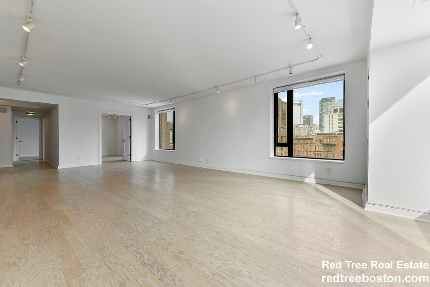 Building Photo - 220 Boylston St