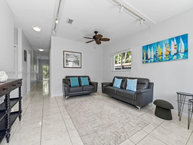 Building Photo - 6 SE Marlin Ave