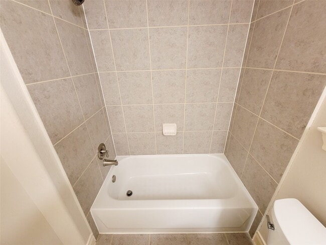 Building Photo - 2911 Clinton Dr