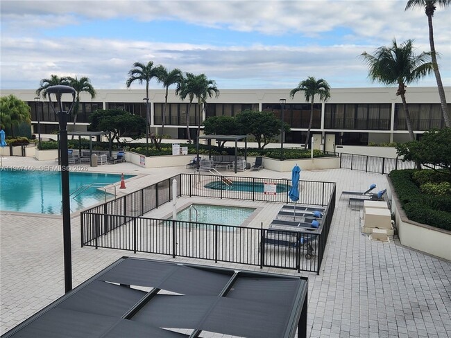 Building Photo - 1925 Brickell Ave