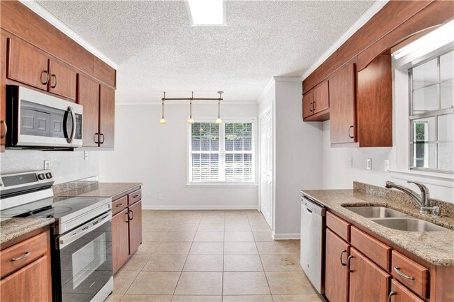 Building Photo - 2704 Woodcliff Dr E