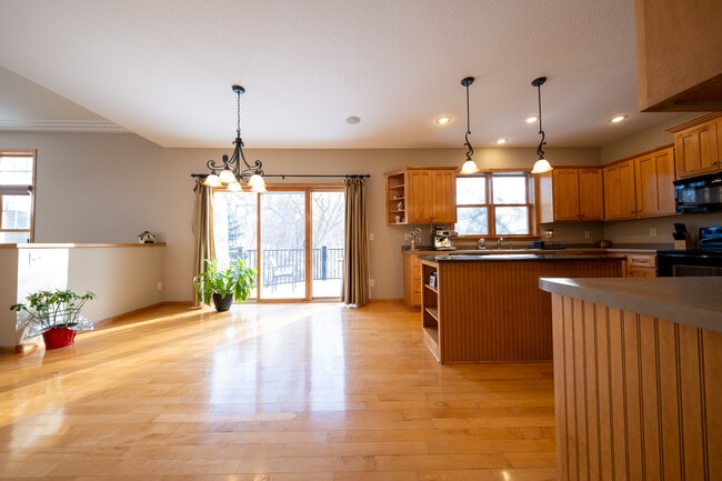 Building Photo - 572 Danube Ave