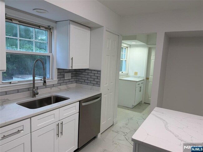 Building Photo - 225 Hillside Ave
