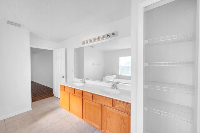 Building Photo - 446 SW S Quick Cir