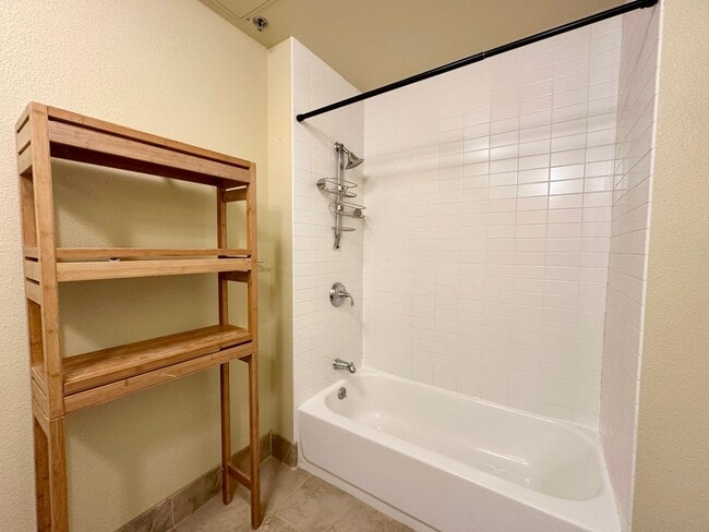 Building Photo - Bright 1BR/1BA Condo in Downtown SF – Step...