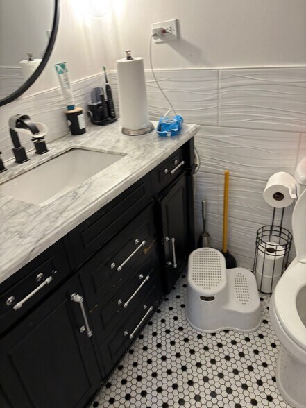 Guest bath - 6833 N Kedzie Ave