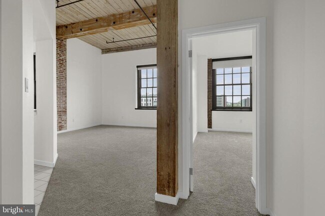 Building Photo - 303 Vine St