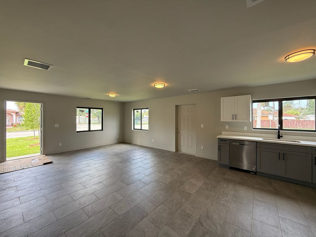 Building Photo - 2806 NW 9th Ct