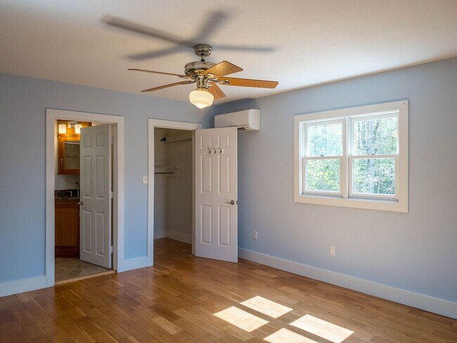 Building Photo - Beautiful Three Bedroom with Stunning View...