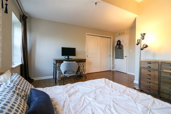 Building Photo - 357 Varick St