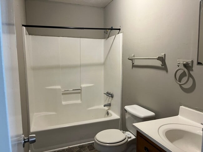 Building Photo - 2 bed 1 Bath Duplex