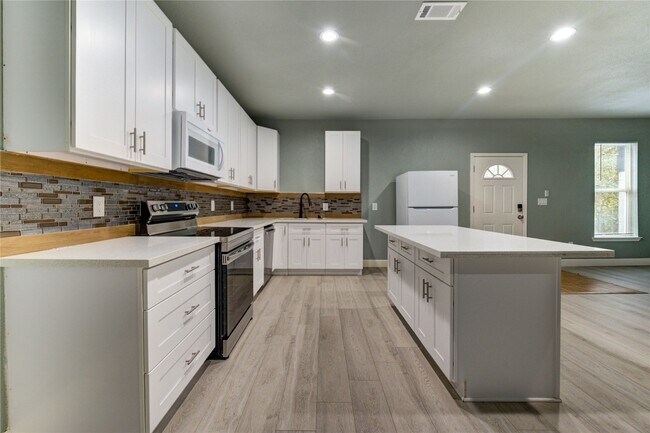 Building Photo - 4323 Continental Dr