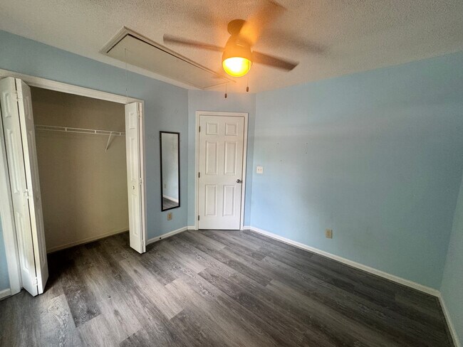 Building Photo - Room in House on Daingerfield Dr