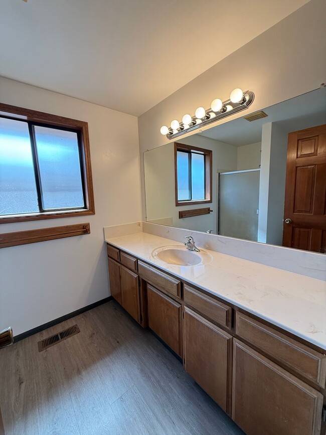 Building Photo - Charming 3 bed 2 bath home in SE Medford!