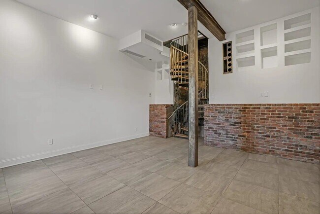 Building Photo - 9009 Riverside Pl