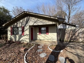 Building Photo - Welcome to this charming 3-bedroom, 2-bathroom home located in the heart of Russellville, AR.