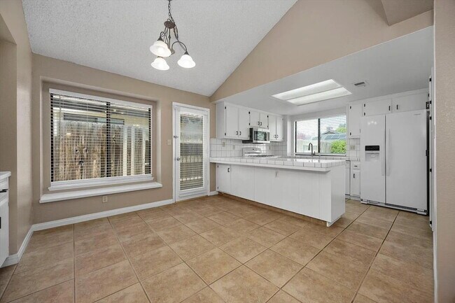 Building Photo - Beautiful 3 Bedroom, 2 Bathroom Home with Spacious Yard!