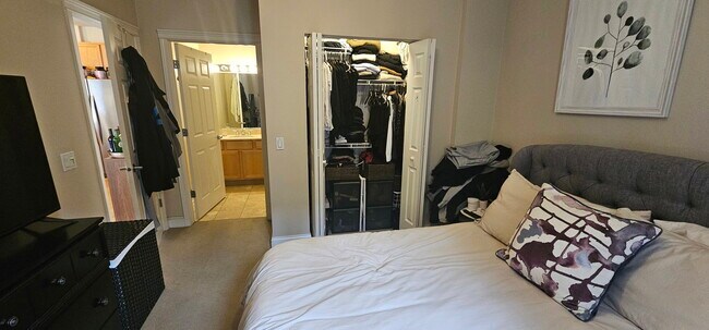 Building Photo - 2330 W St Paul Ave