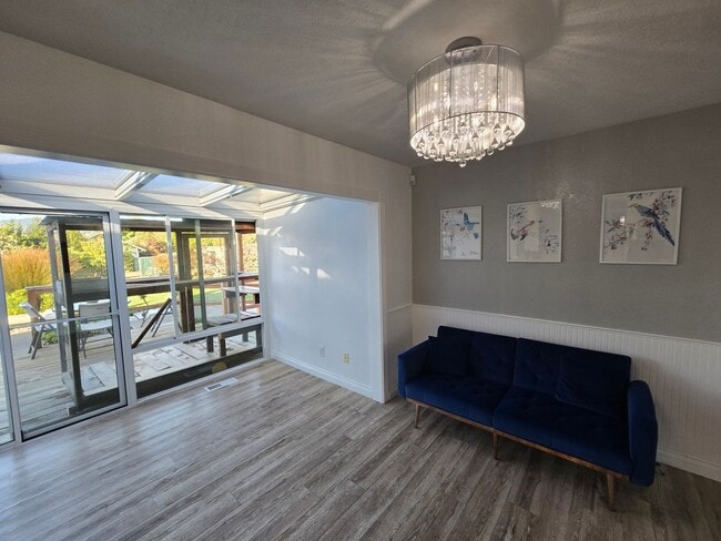 Building Photo - Stunning 4BR/2BA Fortuna home in quiet nei...