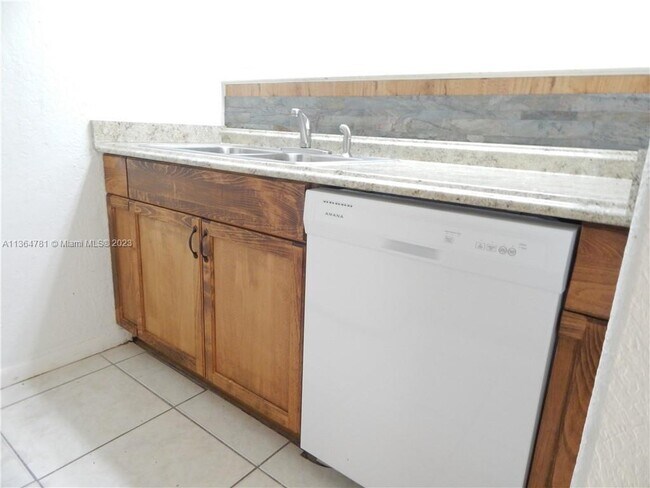 Building Photo - 10149 Twin Lakes Dr