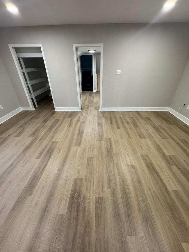 Building Photo - Spacious 6 bedroom - **1 MONTH FREE RENT**