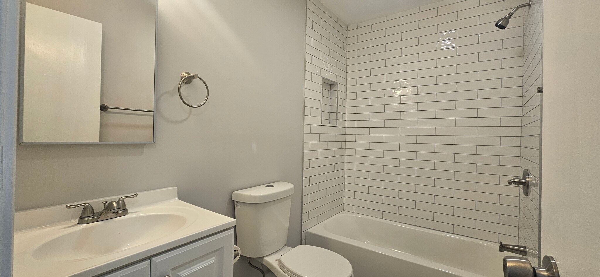 Building Photo - 665 Milford Point Rd