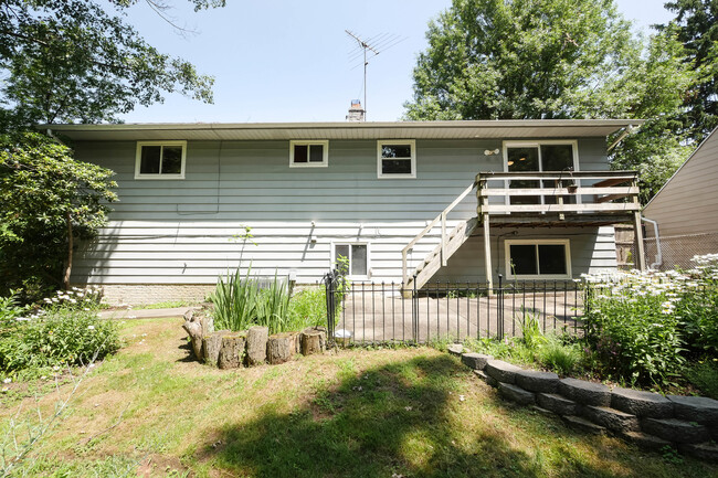 Building Photo - Renovated Singe Family Bi-Level near South...