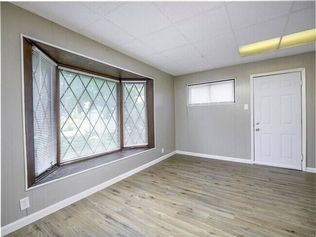 Building Photo - Welcome to 8264 Morganford!