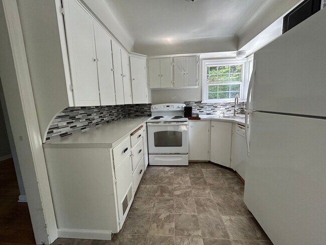 Building Photo - 2 Bed, 1.5 Bath Home with Basement and Sunroom